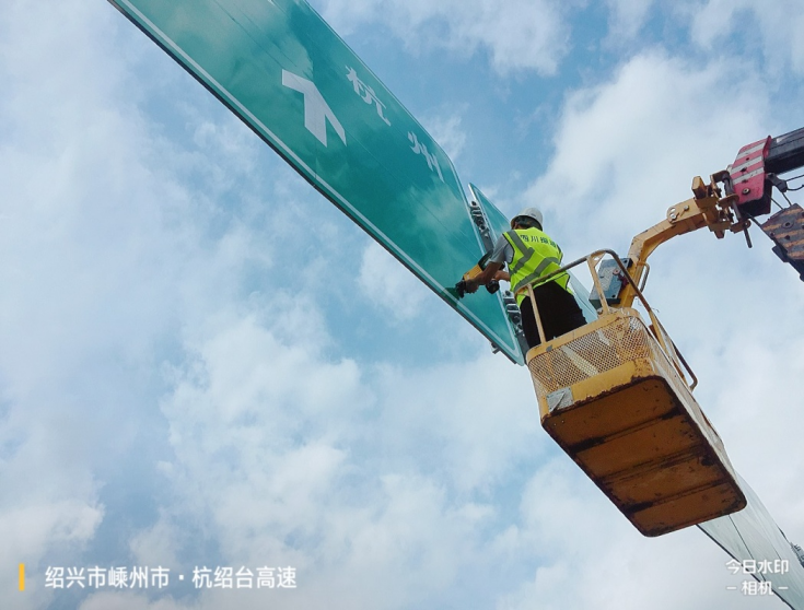 而今邁步從頭躍  篤定前行綻芳華